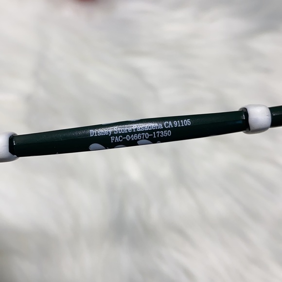 New Disney Store Opening Key Green Ivy Vine Evergreen Plastic Key Rare - Picture 5 of 7